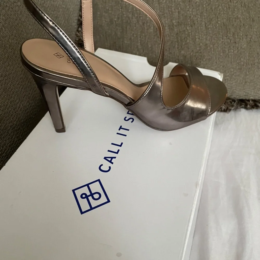 Shoes - Picture 4 of 9